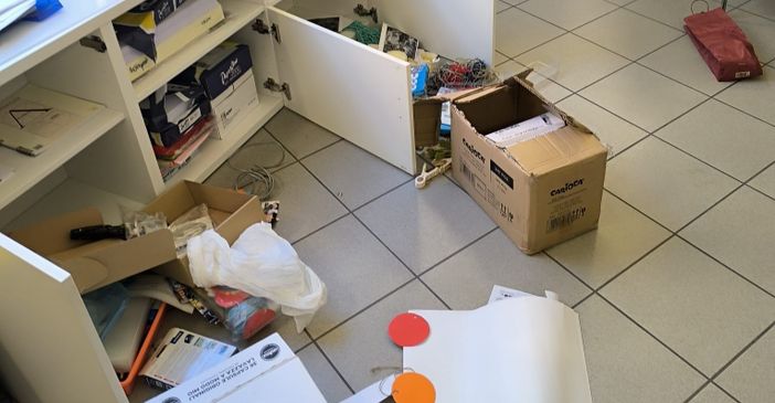 Portati via computer, telefoni ed altro materiale