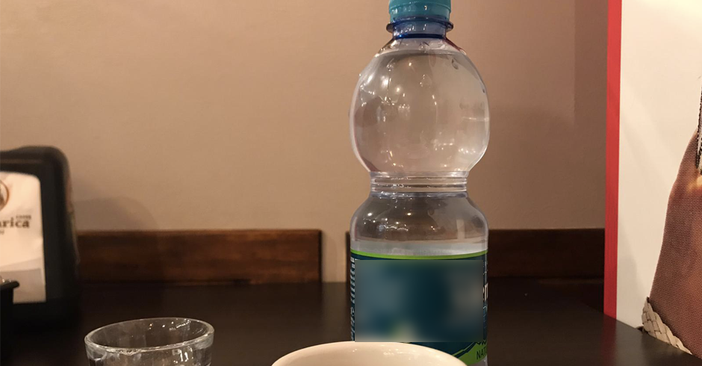 Caraffe d’acqua del rubinetto al posto delle bottiglie di plastica: la proposta del M5s per i locali torinesi