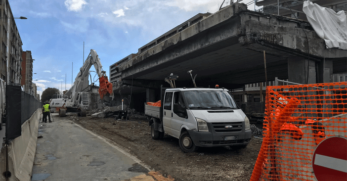 Cavalcavia di corso Grosseto, iniziati i lavori per l’abbattimento dell’ultimo pezzo: cambia la viabilità