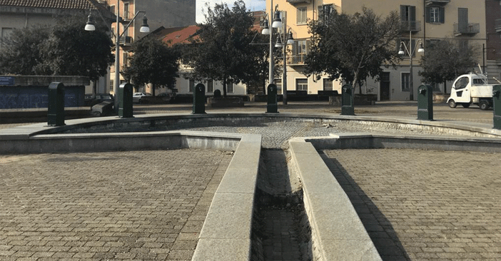 La grande fontana di via Stradella è sempre spenta: il paradosso davanti alla Circoscrizione 5 La grande fontana di via Stradella è sempre spenta: il paradosso davanti alla Circoscrizione 5