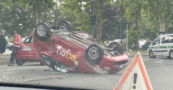 Terribile incidente davanti alla Pellerina: auto si ribalta in corso Regina Margherita