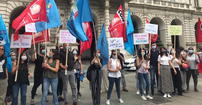 I lavoratori dei servizi del Comune di Torino sotto Palazzo Civico: "In 200 senza il contratto rinnovato" I lavoratori dei servizi del Comune di Torino sotto Palazzo Civico: "In 200 senza il contratto rinnovato"