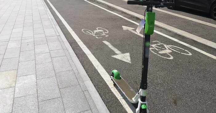 I monopattini abbandonati diventano un problema per i disabili: in arrivo stalli e multe per i trasgressori I monopattini abbandonati diventano un problema per i disabili: in arrivo stalli e multe per i trasgressori