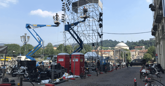 Piazza Vittorio e le impalcature al posto dei dehors Piazza Vittorio e le impalcature al posto dei dehors