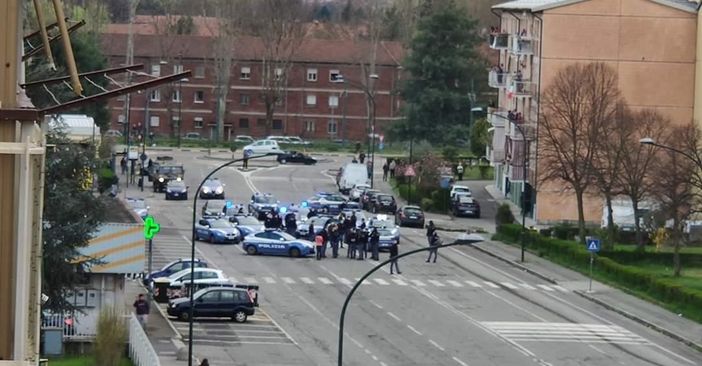 Far west alla Falchera: un uomo tenta di rapinare una farmacia, gli agenti lo bloccano ma a difenderlo interviene la sua famiglia