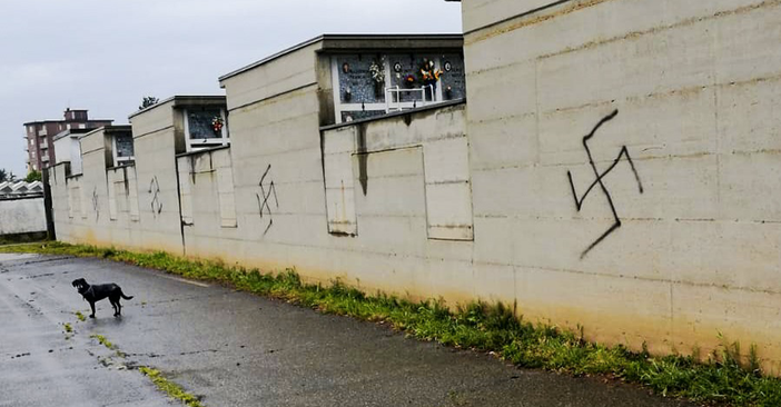 Svastiche sulle mura del cimitero di Beinasco: indagini in corso