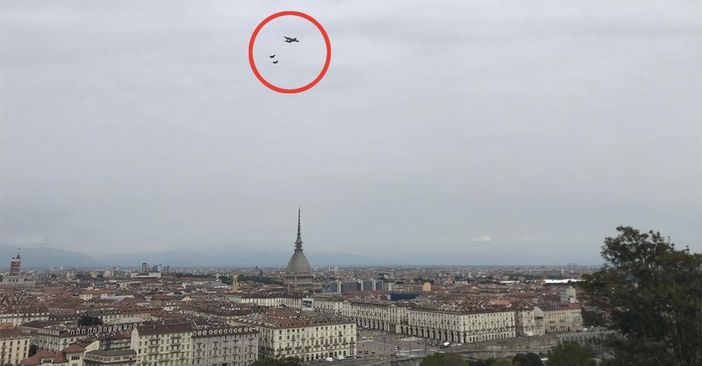 Top Gun in volo su Torino: i caccia F-35 passano sopra la Mole Antonelliana [VIDEO]