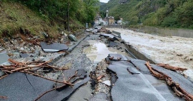 Strada danneggiata dall'alluvione dell'ottobre 2020 a Limone Piemonte