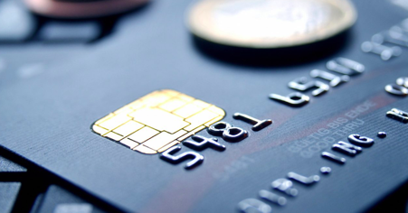 Gli rubano la carta di credito in edicola e vanno a fare acquisti "strisciando" in un negozio di vestiti