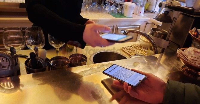 In quarantena, si presenta al bar con un'esenzione firmata dal medico No vax: denunciata In quarantena, si presenta al bar con un'esenzione firmata dal medico No vax: denunciata