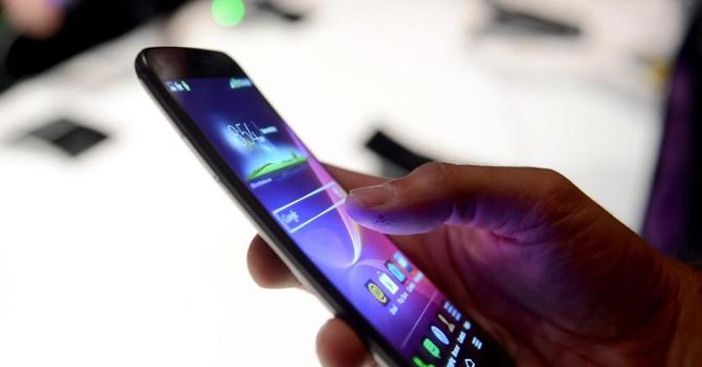 Sottrae il cellulare a una donna che stava parlando al telefono