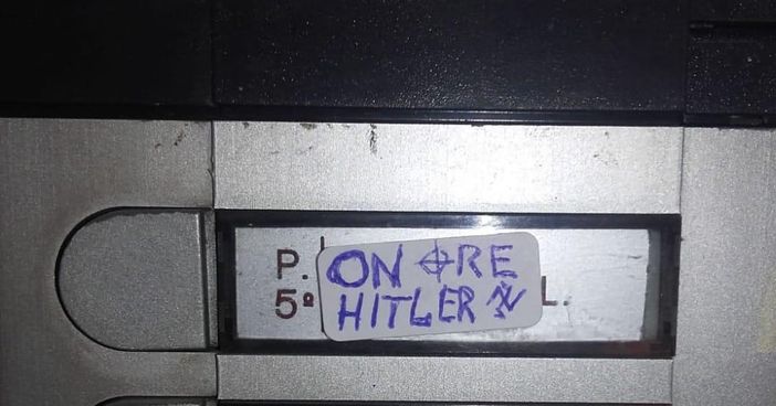 Ricompaiono scritte naziste sul campanello della figlia di un partigiano Ricompaiono scritte naziste sul campanello della figlia di un partigiano