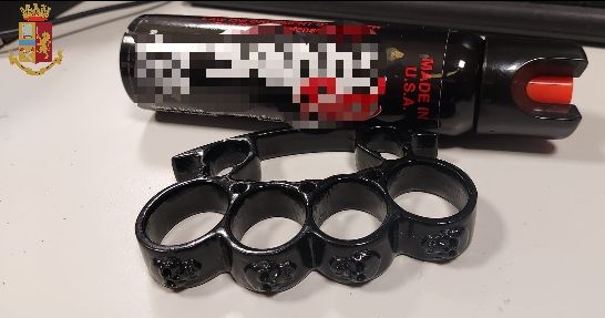 un tirapugni e uno spray urticante