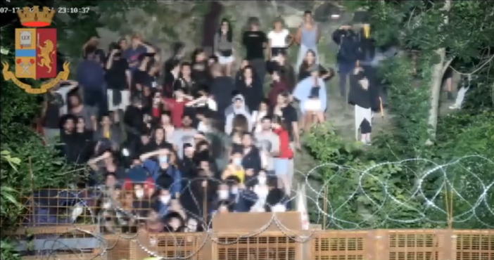 Nuova protesta No Tav in Val Susa, lancio di pietre e tensione con la Polizia (VIDEO) Nuova protesta No Tav in Val Susa, lancio di pietre e tensione con la Polizia (VIDEO)