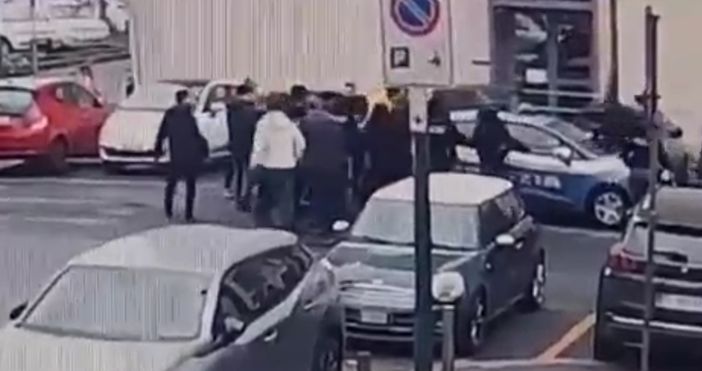 Tensioni e incidenti di fronte alla Questura, una decina le posizioni al vaglio degli investigatori
