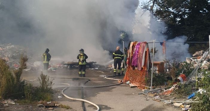Torino, incendio nel campo nomadi di strada Germagnano