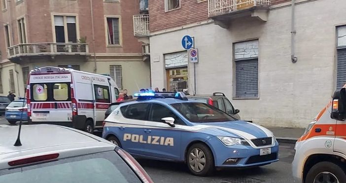 Lite tra nigeriani, rissa a colpi di bastone davanti ai bambini: sul posto polizia e ambulanze Lite tra nigeriani, rissa a colpi di bastone davanti ai bambini: sul posto polizia e ambulanze