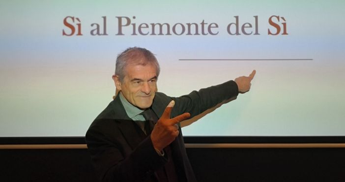 Regionali, Chiamparino scende in campo con il manifesto del sì: "Non è negoziabile, ma non chiedo nessuna lista unica" (VIDEO)