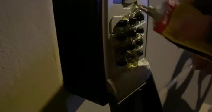 Robin Hood colpisce anche a Torino: "Stop agli affitti brevi". Sabotati numerosi smart locker dei B&amp;B