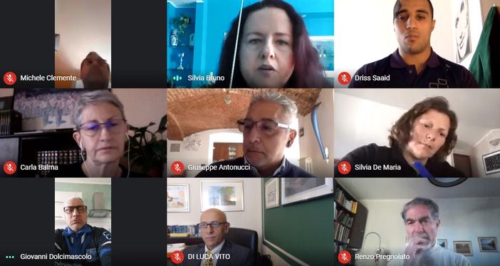 Videochiamata con donna in primo piano Videochiamata con donna in primo piano