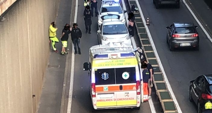 Scontro tra una moto e un'auto nel sottopasso di corso Regina: bloccata una corsia e traffico in tilt