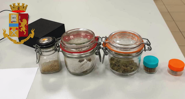 vasetti contenenti droga vasetti contenenti droga