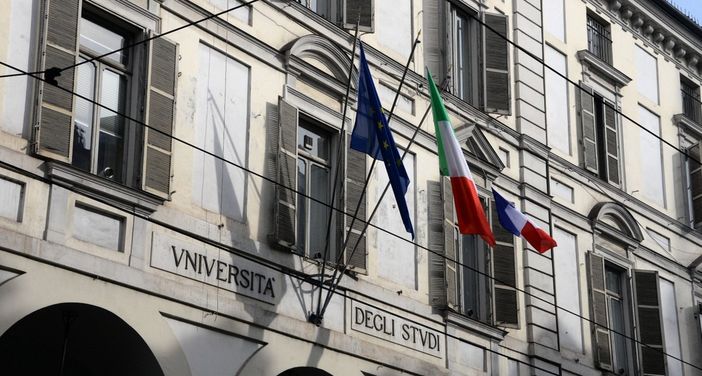 Anche l'Università di Torino espone la bandiera francese