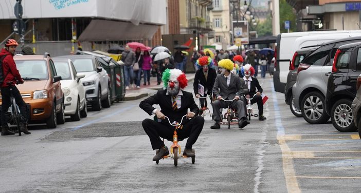 Il &quot;circo&quot; del G7: gli attivisti per il clima si vestono da pagliacci e occupano la tettoia della Rai