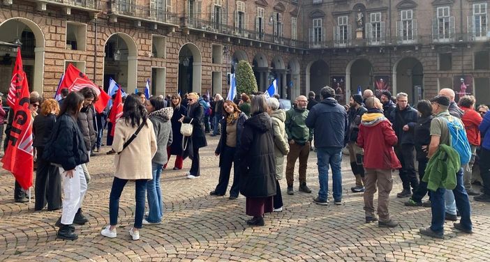 "Senza di noi il sipario non si alza": i dipendenti del Regio scendono in piazza per il mancato rinnovo del contratto nazionale