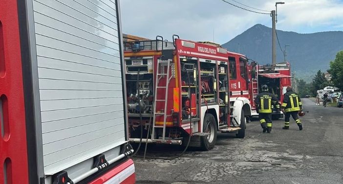 Fiamme sul tetto di una casa a Buttigliera Alta: intervengono i vigili del fuoco Fiamme sul tetto di una casa a Buttigliera Alta: intervengono i vigili del fuoco