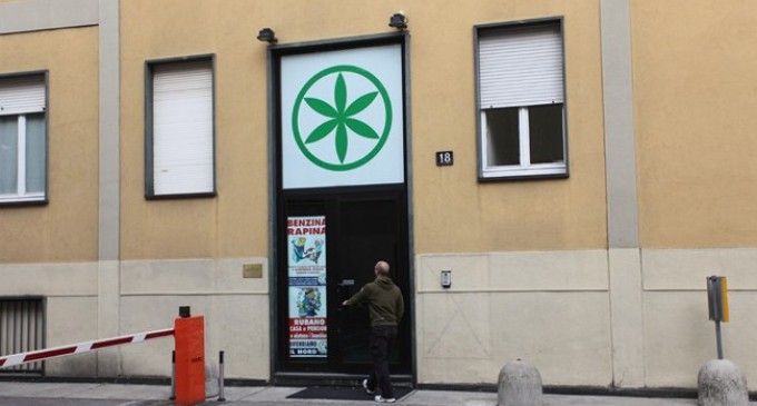 Scritte contro la Lega Nord sui muri della sede di via Bardonecchia