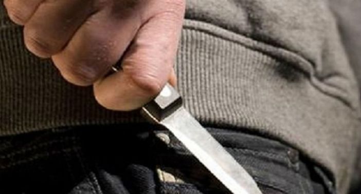 Coltello impugnato da un uomo, immagine generica Coltello impugnato da un uomo, immagine generica