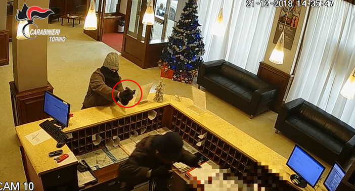 Torino, rapine con pistole sceniche e bombe a mano: presi due malviventi [FOTO-VIDEO]