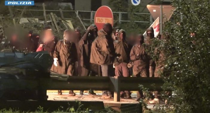 Val di Susa, 11 attivisti No Tav e del centro sociale Askatasuna identificati per gli scontri della scorsa notte [VIDEO]
