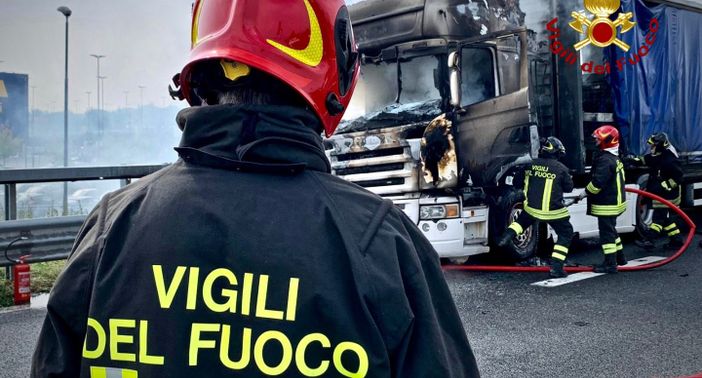 Tir in fiamme sulla tangenziale: il conducente scende dal mezzo giusto in tempo Tir in fiamme sulla tangenziale: il conducente scende dal mezzo giusto in tempo