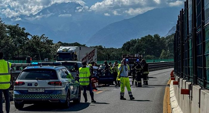 Auto in contromano sulla Torino-Bardonecchia: scontro frontale, un morto e 4 feriti