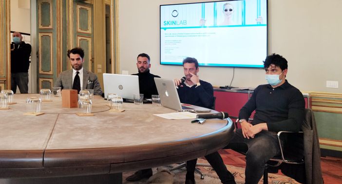 Claudio Marchisio seduto a un tavolo