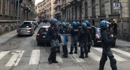 Il corteo degli ultras dell’Ajax degenera: panico in San Salvario [VIDEO]
