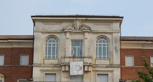 Crolla un controsoffitto alla scuola "Romero" di Rivoli: i ragazzi se ne accorgono in tempo e il pannello finisce su un banco vuoto Crolla un controsoffitto alla scuola "Romero" di Rivoli: i ragazzi se ne accorgono in tempo e il pannello finisce su un banco vuoto