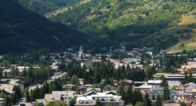 Bardonecchia, sessantenne cade in un pozzo: salvato da un finanziere