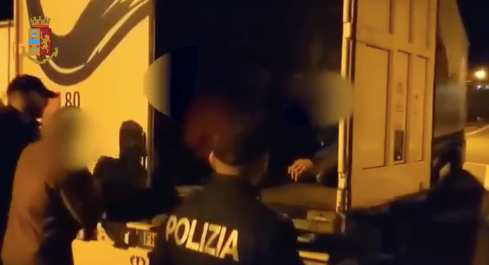 Nasconde migranti nel camion parcheggiato sull'area di sosta di Salbertrand: arrestato passeur afghano Nasconde migranti nel camion parcheggiato sull'area di sosta di Salbertrand: arrestato passeur afghano