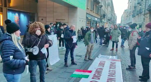 No Green Pass davanti alla Rinascente No Green Pass davanti alla Rinascente