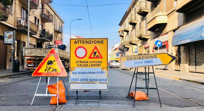 Cantiere di corso Grosseto, l’amara sorpresa dei commercianti: chiusa improvvisamente via Stradella Cantiere di corso Grosseto, l’amara sorpresa dei commercianti: chiusa improvvisamente via Stradella