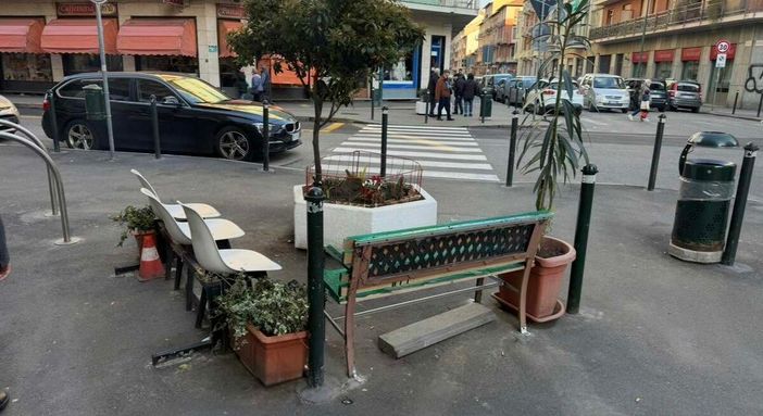 Panchine e sedie abusive a Borgo Vittoria Panchine e sedie abusive a Borgo Vittoria