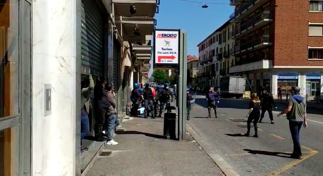 Tensione a Torino, anarchici nuovamente in corteo: scontri con la polizia in piazza Crispi [FOTO e VIDEO]