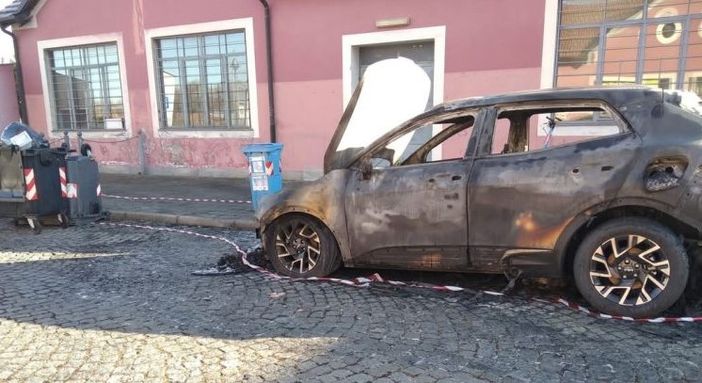 Auto va a fuoco a Moncalieri vicino alle Fonderie Limone, è giallo Auto va a fuoco a Moncalieri vicino alle Fonderie Limone, è giallo