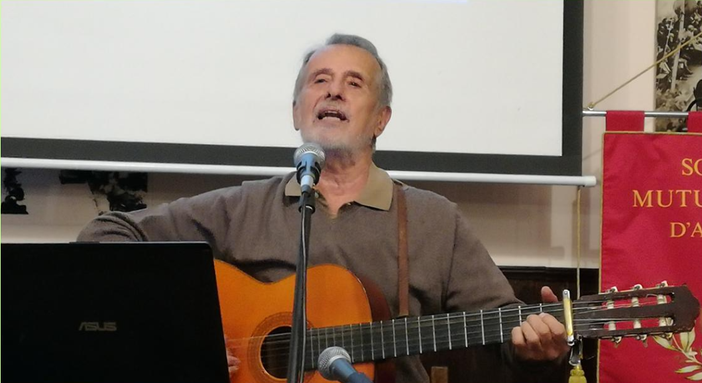 cantautore con chitarra durante un'esibizione