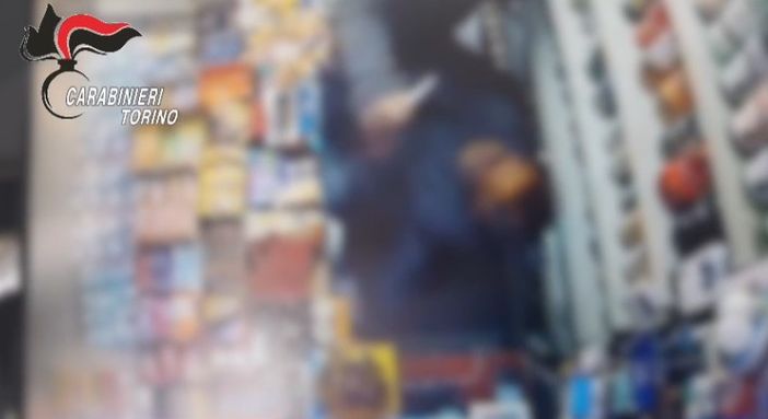 Terrorizzava Chieri armato di coltello: ventenne arrestato dai carabinieri Terrorizzava Chieri armato di coltello: ventenne arrestato dai carabinieri