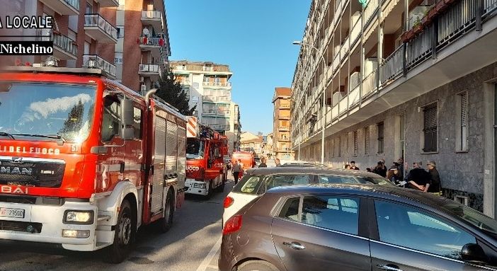 Nichelino, attimi di paura per un incendio in un appartamento di via Pinerolo