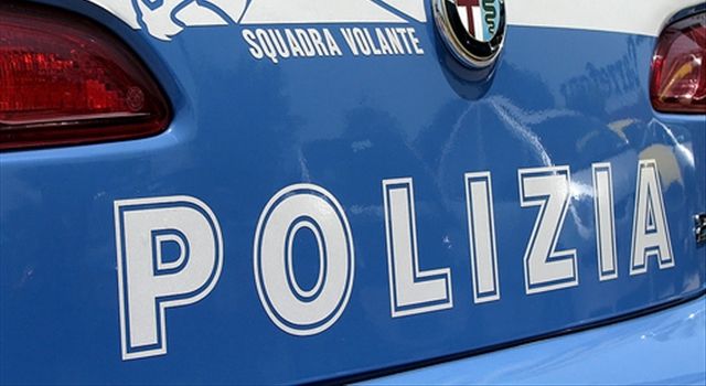 la volante di una polizia la volante di una polizia